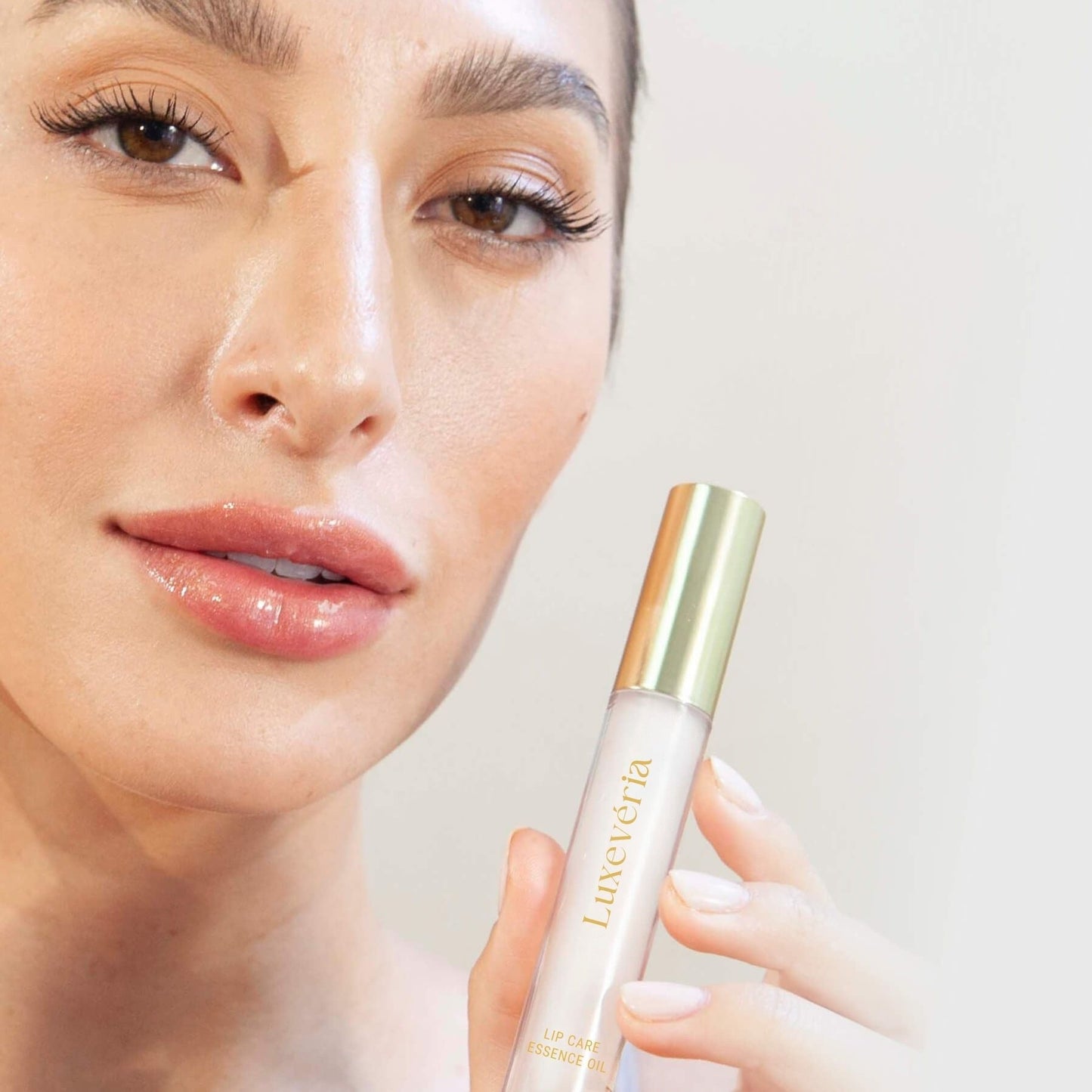 This hydrating, high-shine lip gloss provides long-lasting moisture and is resistant to fading